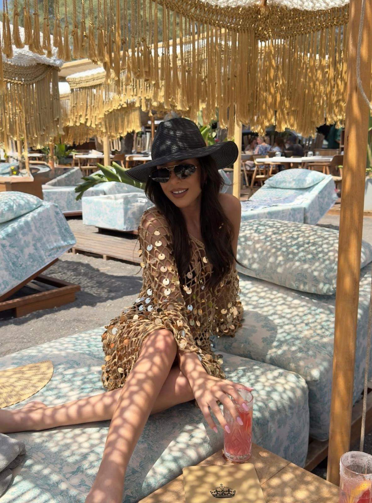 Andreea Frățilă, apariție spectaculoasă în Santorini! Astăzi revine la „Mireasa. Direct din culise” | FOTO