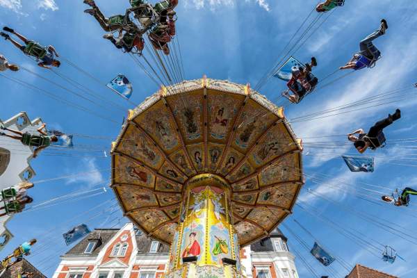 Șapte copii răniți, dintre care cinci internați în spital, după ce caruselul în care se dădeau s-a prăbușit! Cum s-a produs accidentul