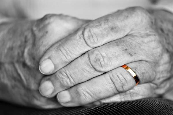 O femeie s-a căsătorit de 11 ori și a rămas de fiecare dată văduvă! Ce declarații șocante a făcut după aproape două decenii