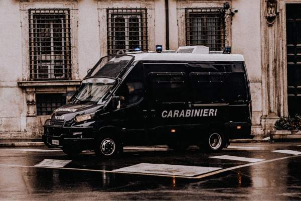 Muncitor român rănit grav în străinătate după prăbușirea unui balcon. A fost abandonat pe câmp de proprietarul locuinței și soția acestuia