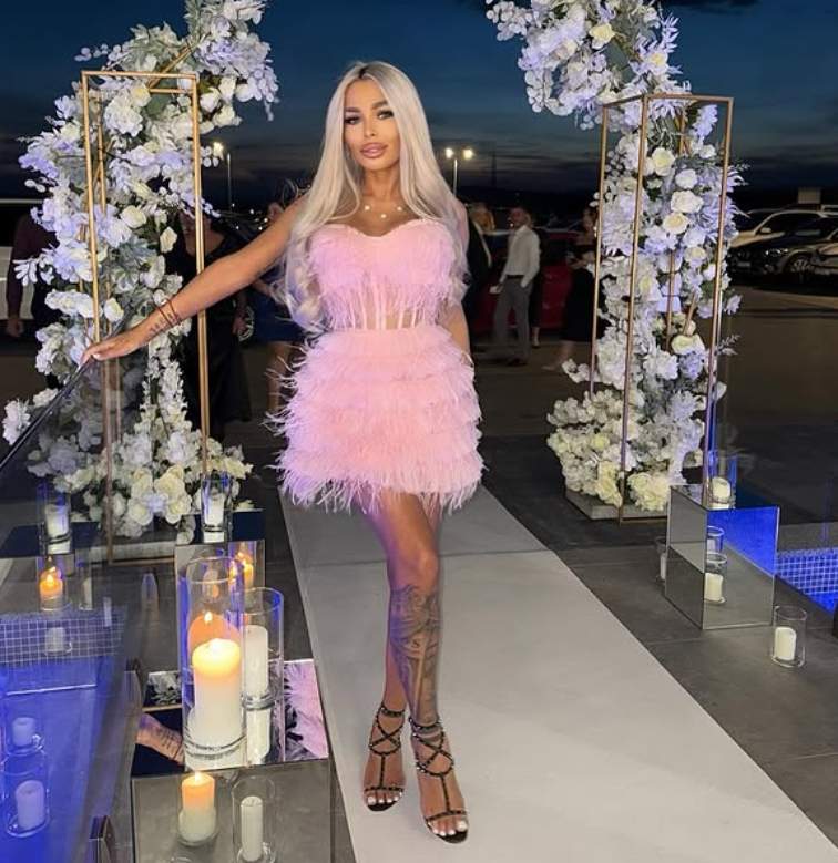 iasmina halas in rochie roz