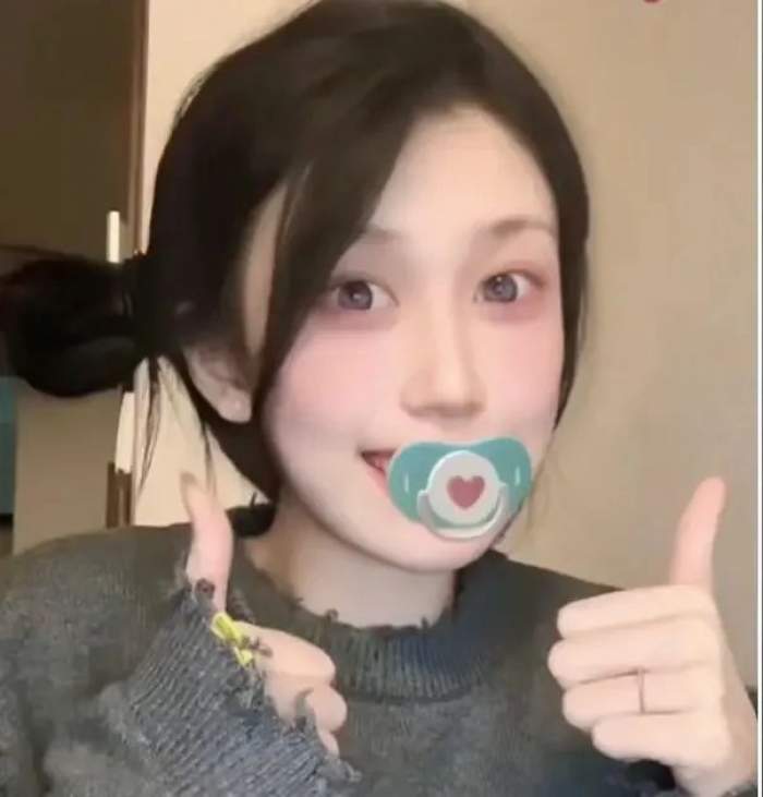 Un nou trend incredibil din China! Suzete pentru adulții stresați! Cum le folosesc