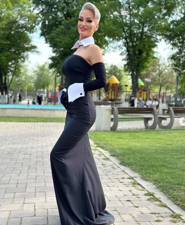 gabriela lucutar in rochie neagra