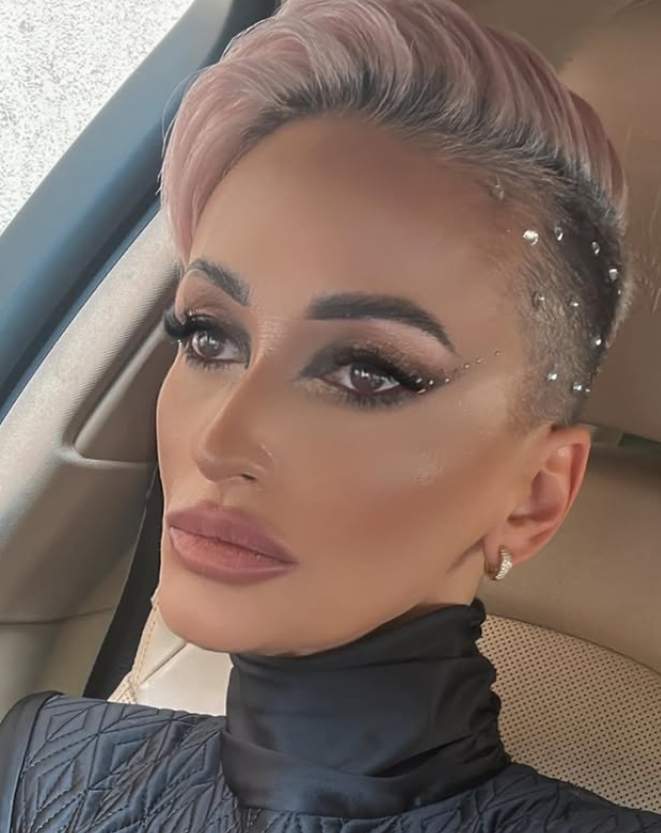 gabriela lucutar selfie in masina