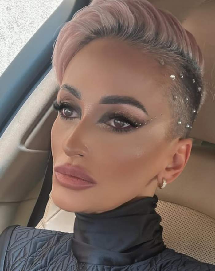 gabriela lucutar selfie in masina