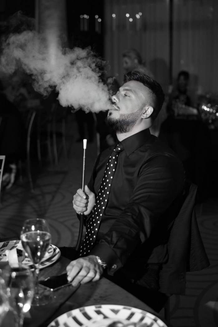 gabi badalau fumeaza narghilea