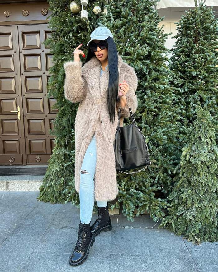 Andreea Podărescu poartă ochelari de soare
