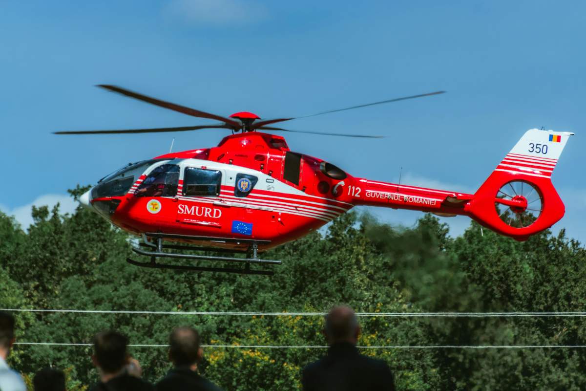 Explozie la o locuință în Letea Veche! Patru persoane au fost transportate la spital