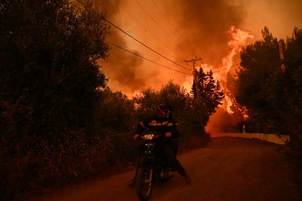 Imagini apocaliptice în Grecia! Incendiile au distrus case, iar mii de persoane au fost evacuate | VIDEO