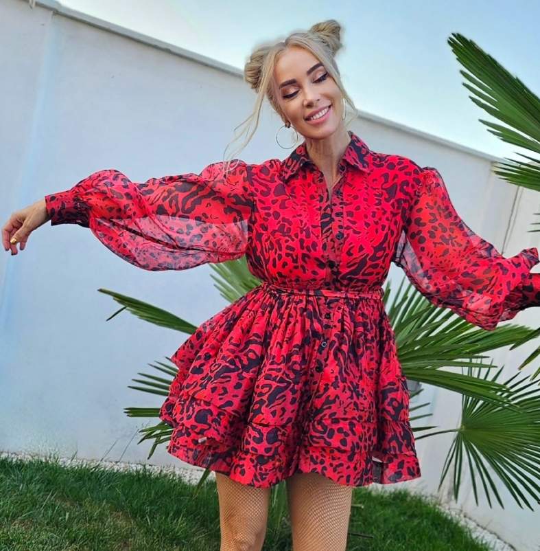 annes in rochie rosie