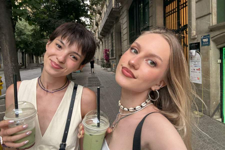 Ilinca Gheorghiu, vacanță alături de colegii din Ana, Mi-ai fost scrisă în ADN: ”Am intrat în mare îmbrăcați și râdeam cu lacrimi”