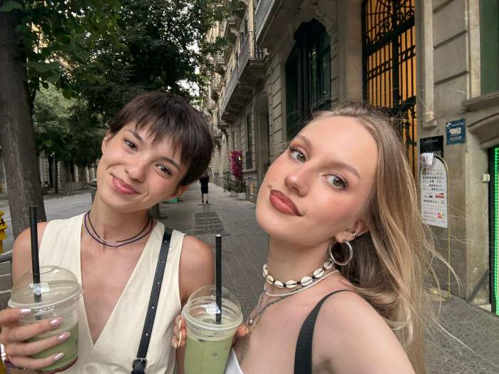Ilinca Gheorghiu, vacanță alături de colegii din Ana, Mi-ai fost scrisă în ADN: ”Am intrat în mare îmbrăcați și râdeam cu lacrimi”