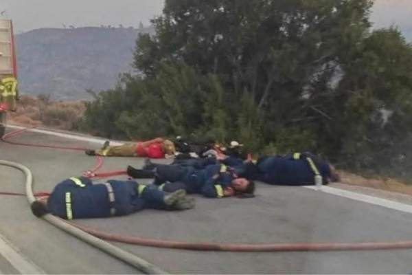 Adevărul despre imaginea virală cu pompierii întinși pe asfalt. Precizările DSU | FOTO