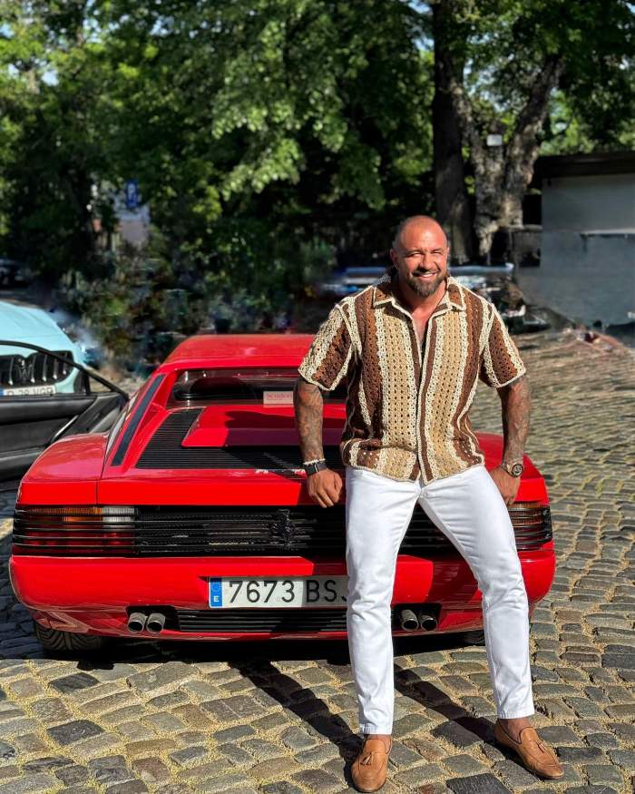 Alex Bodi este asezat pe masina