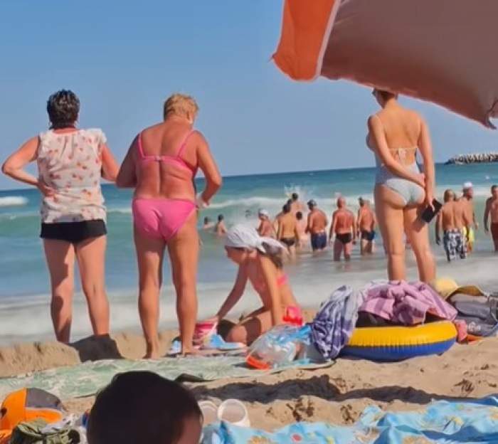 Imagini emoționante de la malul mării! Turiștii au sărit în ajutorul unui salvamar, au format un lanț uman | VIDEO