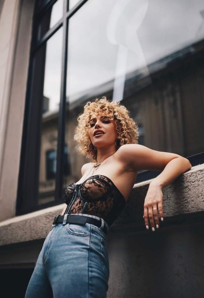 Alexia Talavutis, în lacrimi! Cine este bărbatul care a facut-o pe cântăreață să se emoționeze atât de mult!