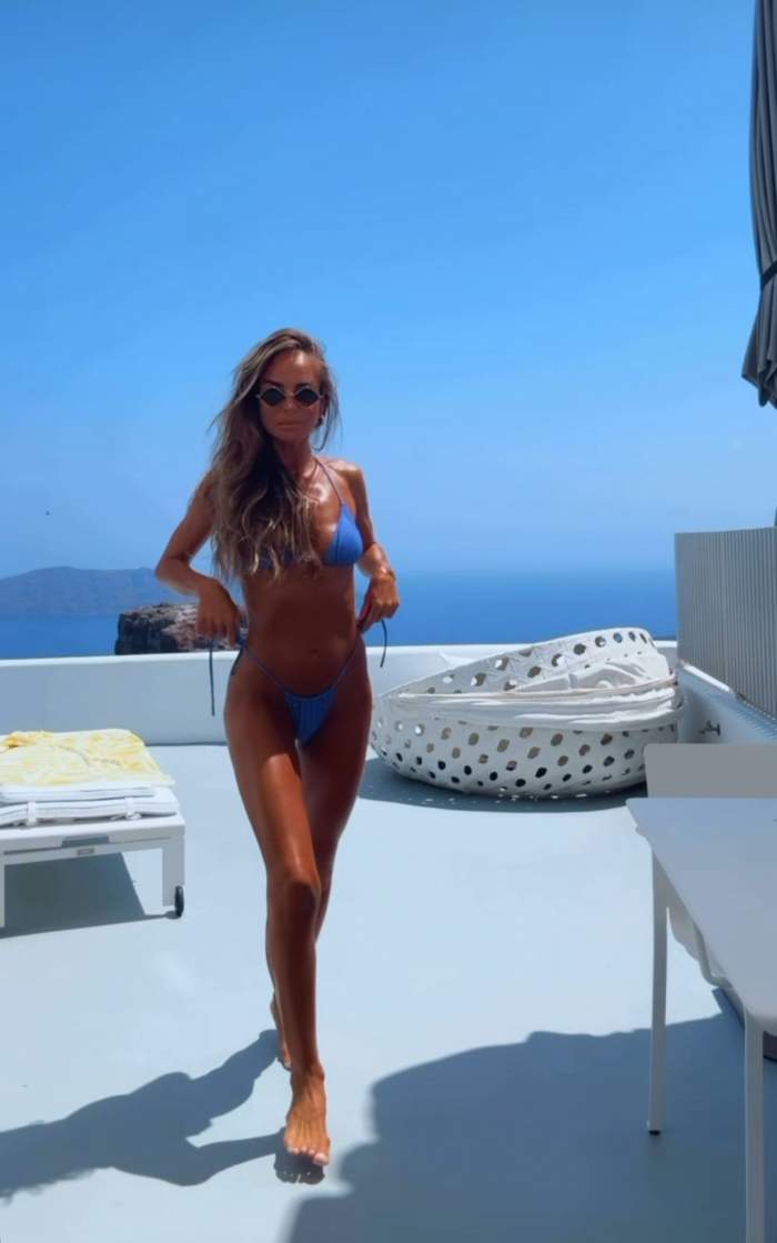 Diana Munteanu arată demențial în costum de baie! Prezentatoarea de la Neața îți taie răsuflarea cu silueta de vis, în vacanța din Santorini | FOTO