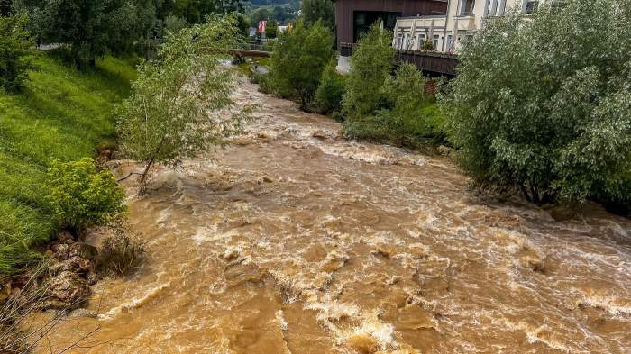 rau iesit din matca