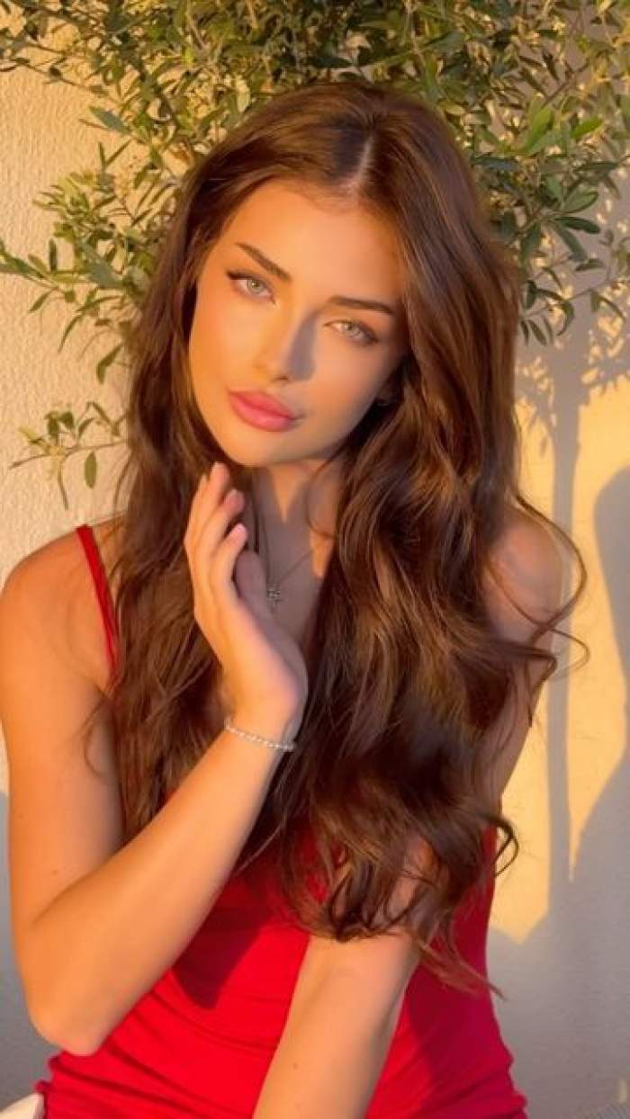 Andreea Bostanica cu mana la fata