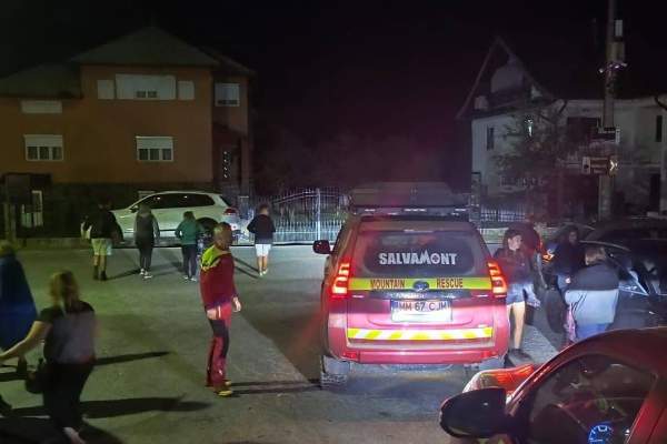 Nouă copii, căutați toată noaptea în munți, după ce s-au rătăcit, prin frig și întuneric. În ce stare i-au găsit salvamontiștii | FOTO