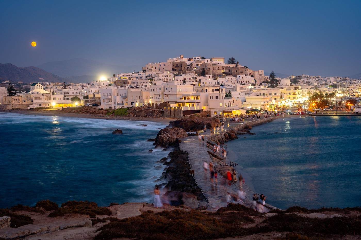 Naxos, Grecia - Oraș istoric iluminat la apus, cu lună plină ca sângele pe cer