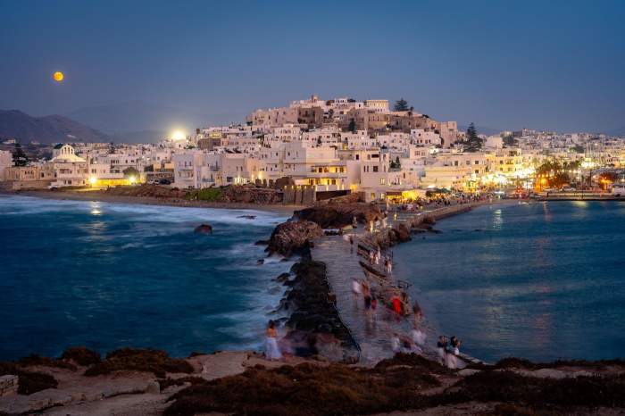 Naxos, Grecia - Oraș istoric iluminat la apus, cu lună plină ca sângele pe cer