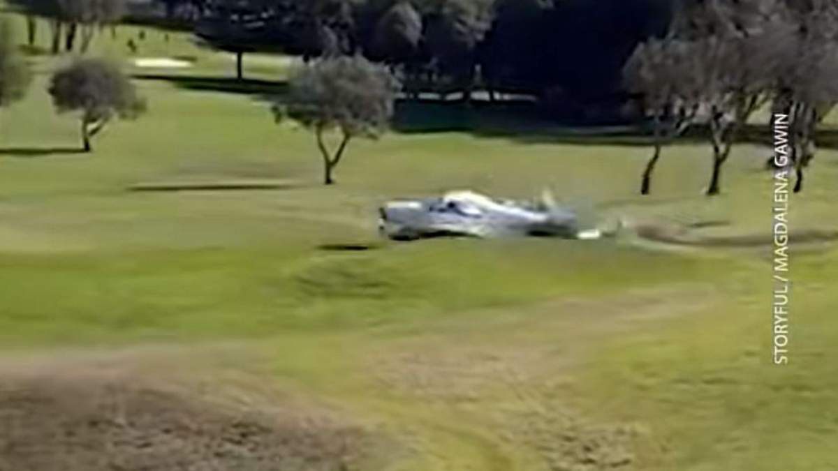 Imagini incredibile! Un avion de mici dimensiuni s-a prabusit! Totul a fost filmat! In ce stare sunt pilotul si pasagerul | VIDEO