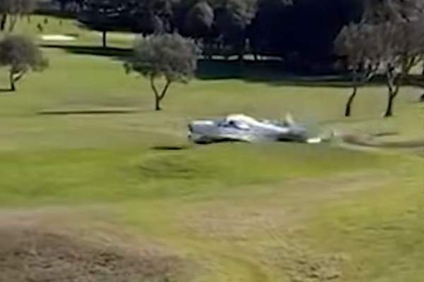 Imagini incredibile! Un avion de mici dimensiuni s-a prăbușit! Totul a fost filmat! În ce stare sunt pilotul și pasagerul | FOTO