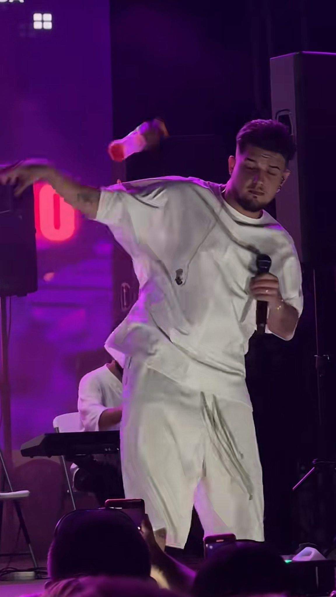Babasha, atacat cu sticle, pe scenă, la un concert! Cum a reacționat artistul | FOTO