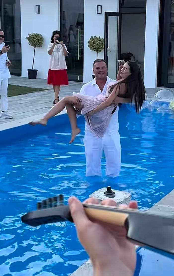 Georgiana Lobonț a fost luată în brațe și aruncată în piscină la un eveniment, în timp ce cântă: ”Îmi pare îndrăgostit domnul”. Cum a reacționat artista | FOTO