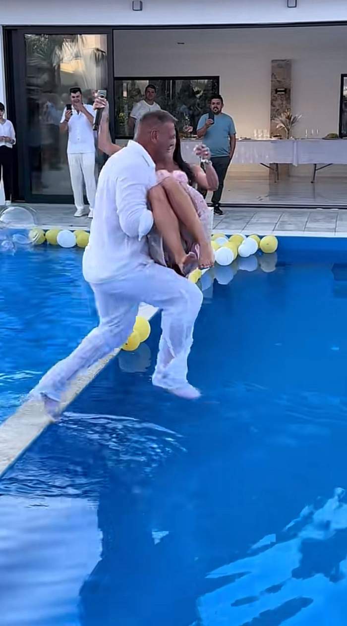 Georgiana Lobonț a fost luată în brațe și aruncată în piscină la un eveniment, în timp ce cântă: ”Îmi pare îndrăgostit domnul”. Cum a reacționat artista | FOTO