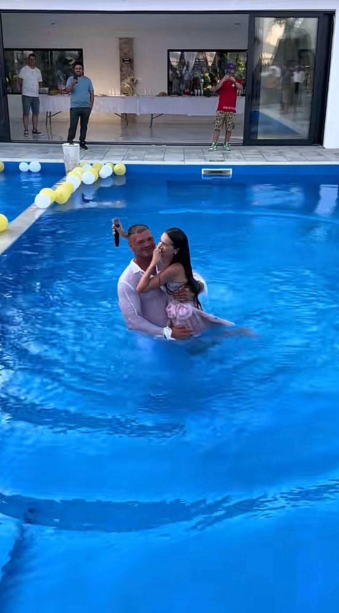 Georgiana Lobonț a fost luată în brațe și aruncată în piscină la un eveniment, în timp ce cântă: ”Îmi pare îndrăgostit domnul”. Cum a reacționat artista | FOTO