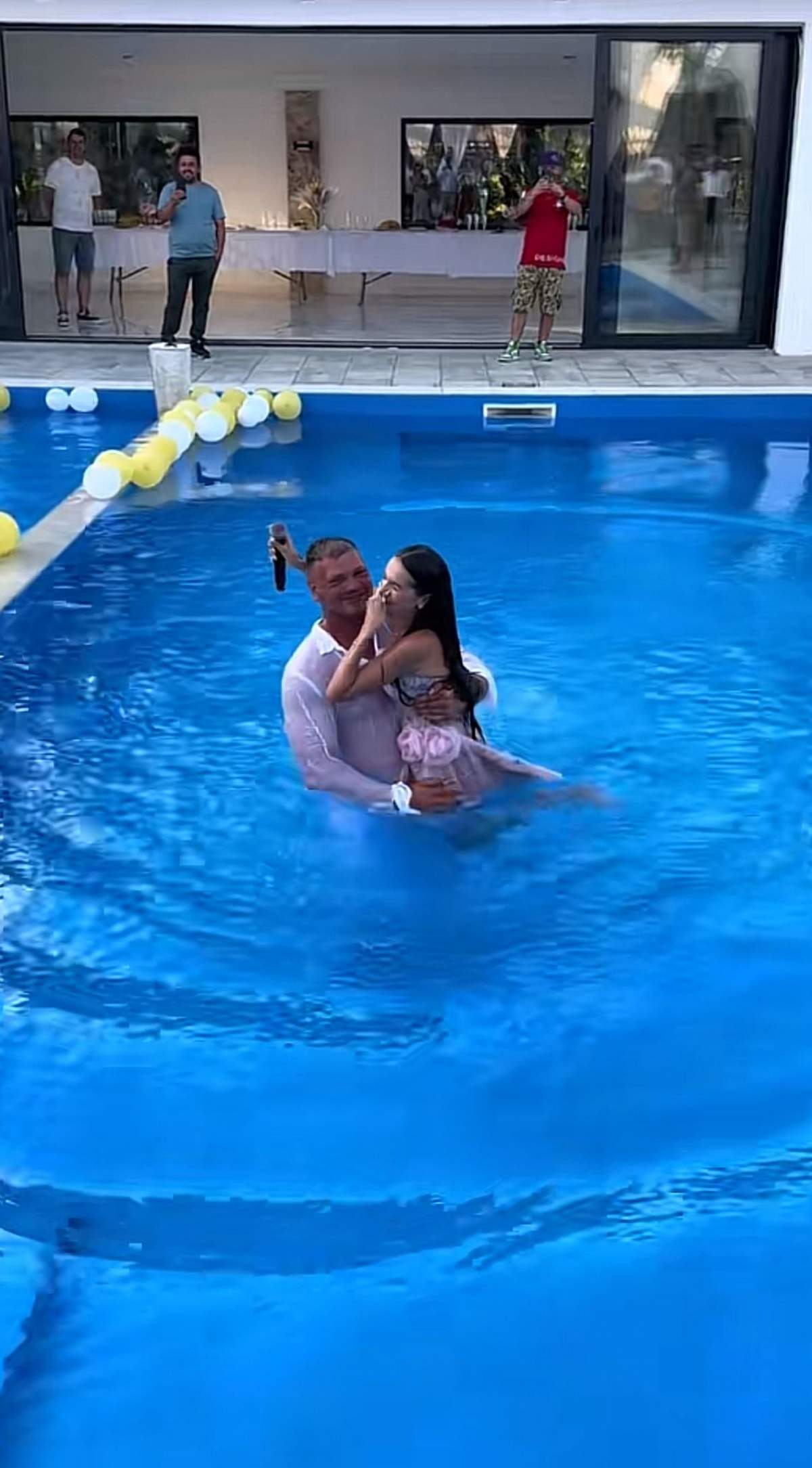 Georgiana Lobonț a fost luată în brațe și aruncată în piscină la un eveniment, în timp ce cântă: ”Îmi pare îndrăgostit domnul”. Cum a reacționat artista | FOTO