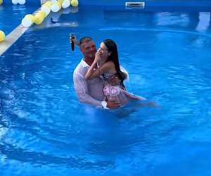Georgiana Lobonț a fost luată în brațe și aruncată în piscină la un eveniment, în timp ce cântă: ”Îmi pare îndrăgostit domnul”. Cum a reacționat artista | FOTO