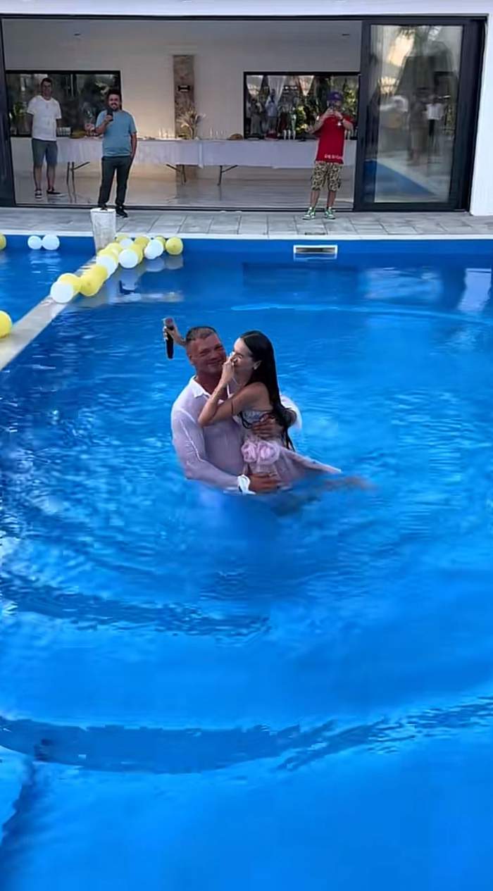Georgiana Lobonț a fost luată în brațe și aruncată în piscină la un eveniment, în timp ce cântă: ”Îmi pare îndrăgostit domnul”. Cum a reacționat artista | FOTO