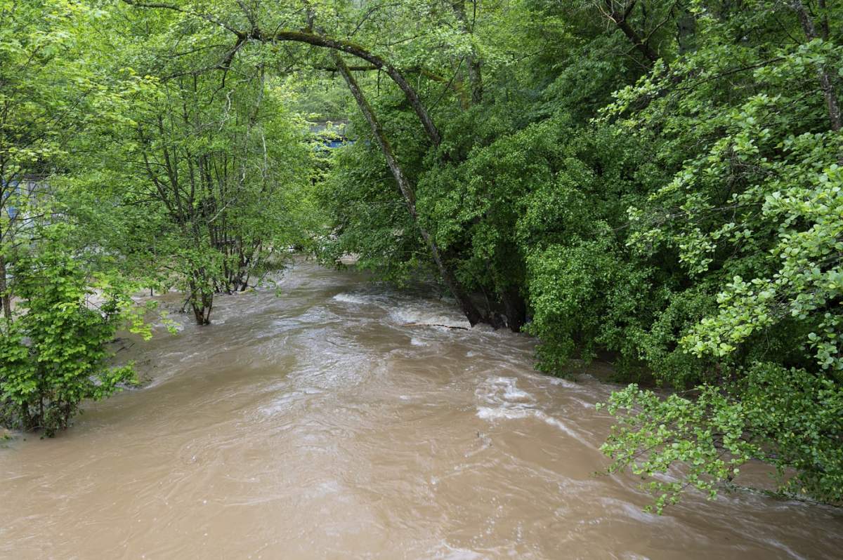Hidrologii anunță prăpăd în mai multe zone din România! A fost emis cod portocaliu de inundații. Unde vor lovi puhoaiele