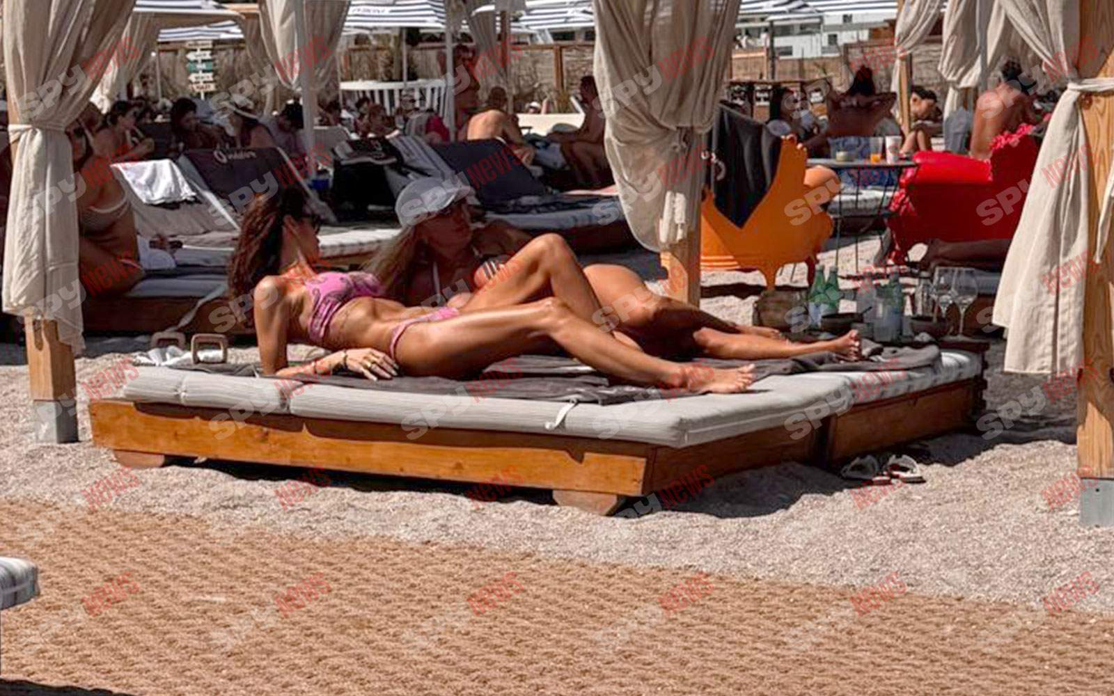 Geanina Ilieș dă foc plajei din Mamaia! Prezentatoarea Știrilor Antena Stars arată IMPECABIL în costum de baie!