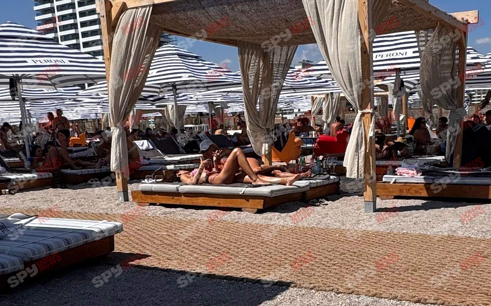 Geanina Ilieș dă foc plajei din Mamaia! Prezentatoarea Știrilor Antena Stars arată IMPECABIL în costum de baie!