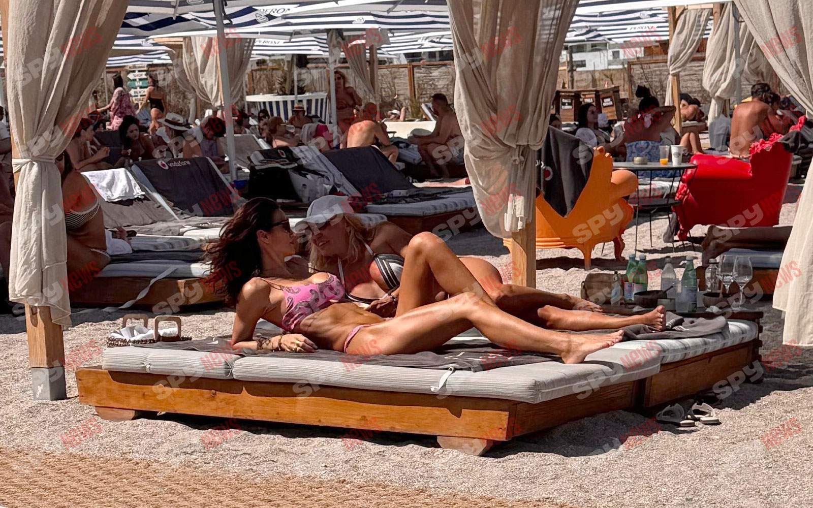 Geanina Ilieș dă foc plajei din Mamaia! Prezentatoarea Știrilor Antena Stars arată IMPECABIL în costum de baie!