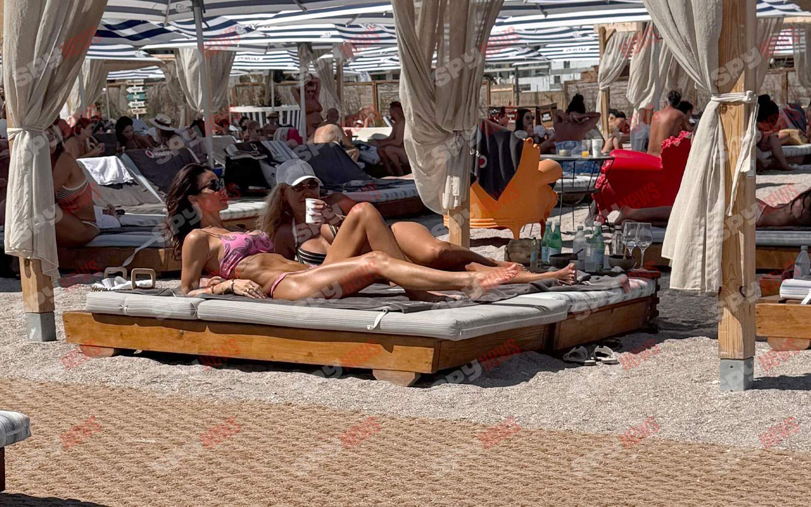 Geanina Ilieș dă foc plajei din Mamaia! Prezentatoarea Știrilor Antena Stars arată IMPECABIL în costum de baie!
