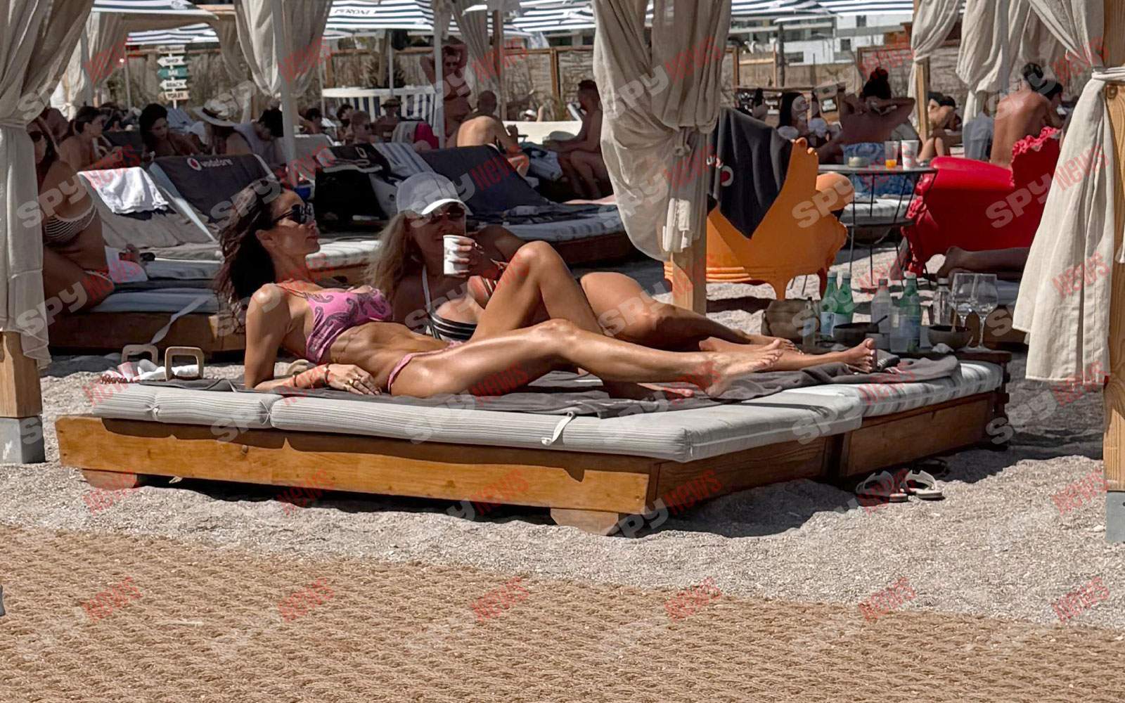 Geanina Ilieș dă foc plajei din Mamaia! Prezentatoarea Știrilor Antena Stars arată IMPECABIL în costum de baie!