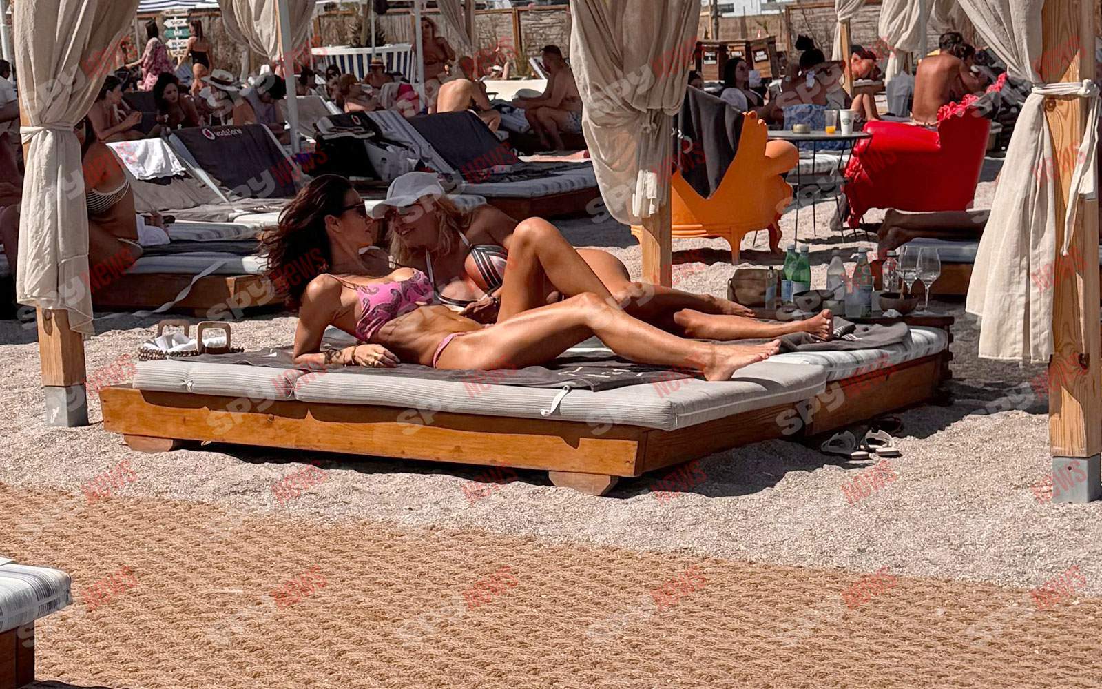 Geanina Ilieș dă foc plajei din Mamaia! Prezentatoarea Știrilor Antena Stars arată IMPECABIL în costum de baie!