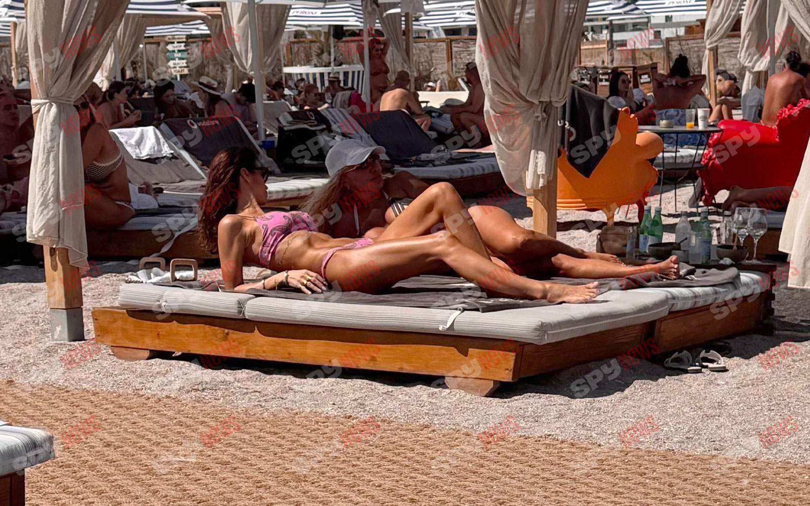 Geanina Ilieș dă foc plajei din Mamaia! Prezentatoarea Știrilor Antena Stars arată IMPECABIL în costum de baie!