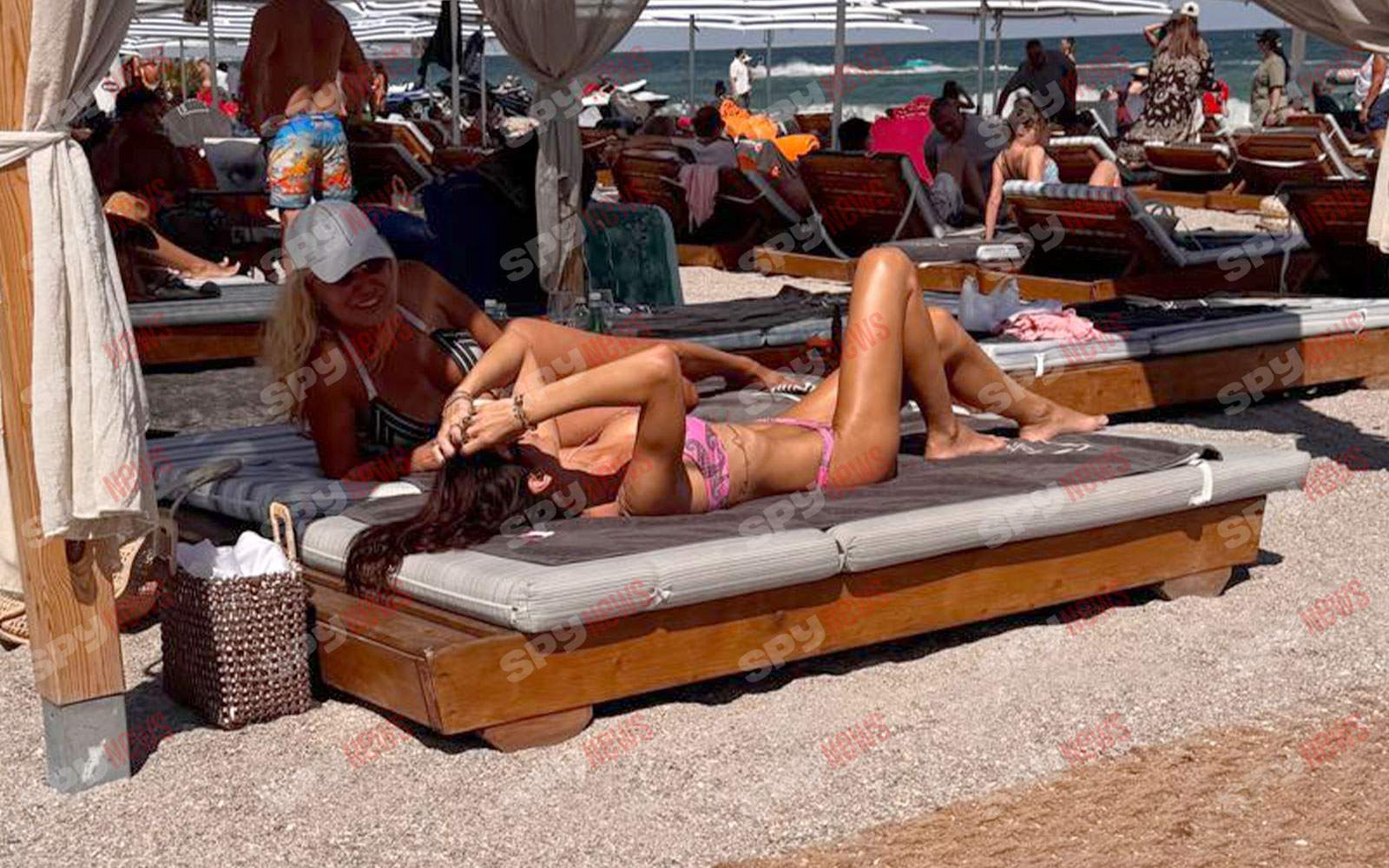 Geanina Ilieș dă foc plajei din Mamaia! Prezentatoarea Știrilor Antena Stars arată IMPECABIL în costum de baie!