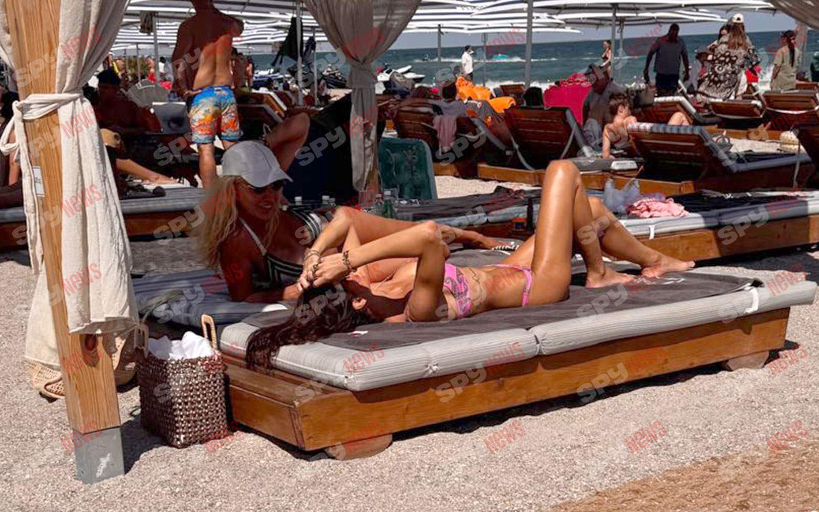 Geanina Ilieș dă foc plajei din Mamaia! Prezentatoarea Știrilor Antena Stars arată IMPECABIL în costum de baie!