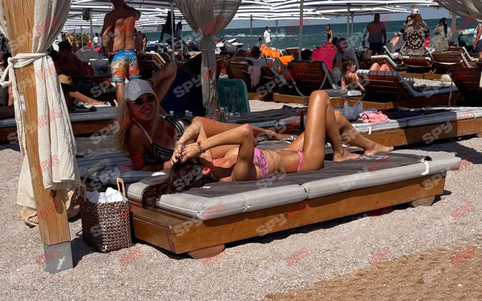 Geanina Ilieș dă foc plajei din Mamaia! Prezentatoarea Știrilor Antena Stars arată IMPECABIL în costum de baie!