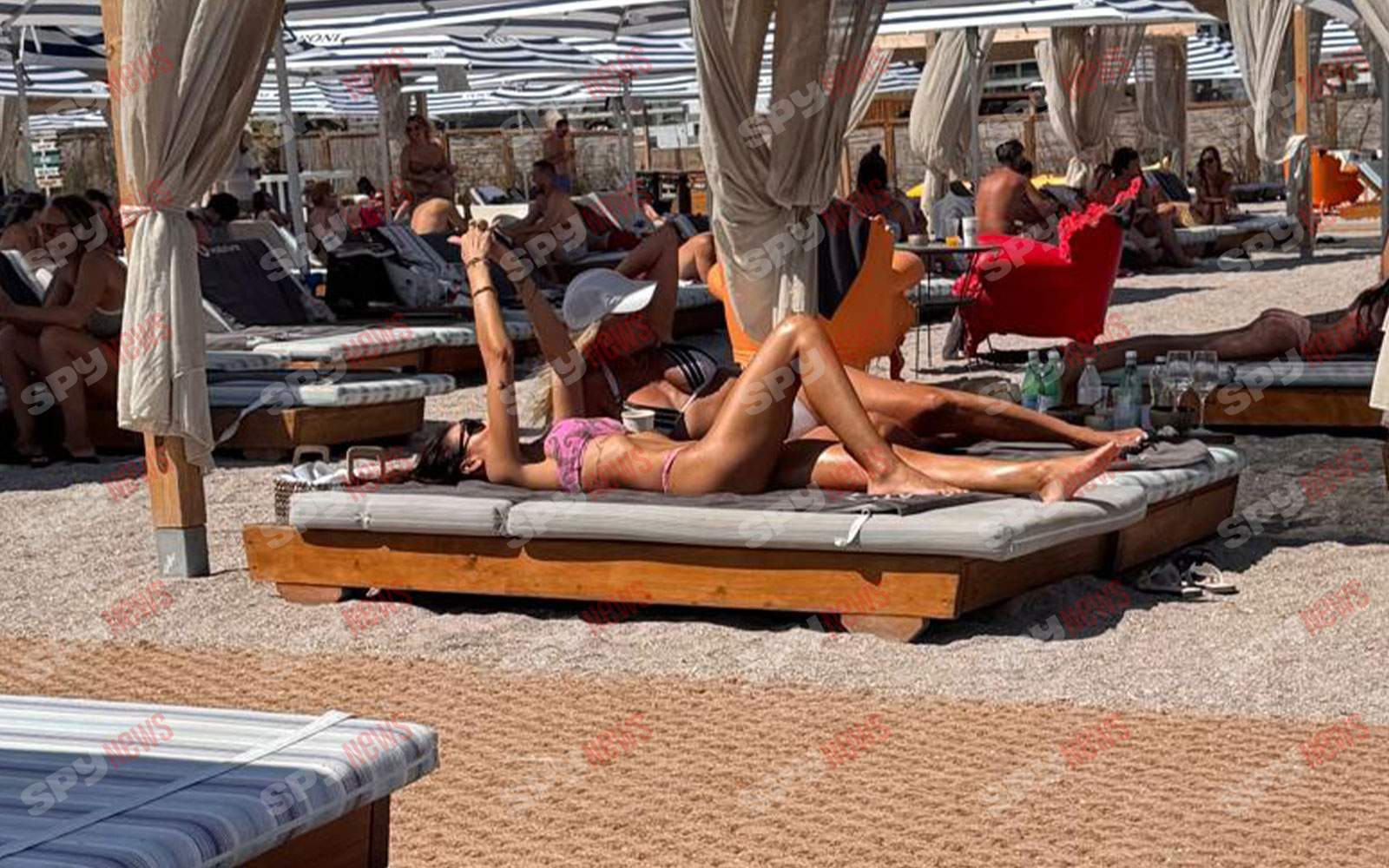 Geanina Ilieș dă foc plajei din Mamaia! Prezentatoarea Știrilor Antena Stars arată IMPECABIL în costum de baie!