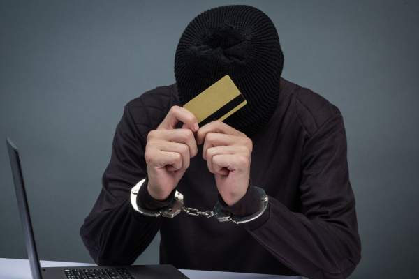 Furt cu urmări dezastruoase! Un clujean a pierdut sute de mii de lei după ce i-a fost furat telefonul