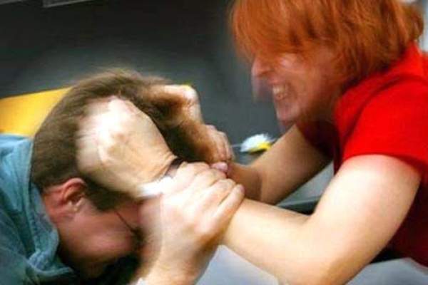 O hunedoreancă și-a bătut partenerul până la refuz. Tot ea a cerut ordin de protecție