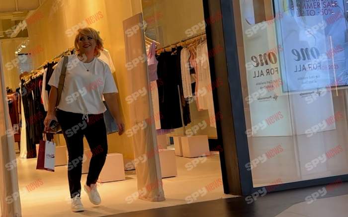 Maşina nouă îi dă bătăi de cap Corneliei Rednic! S-a chinuit să-şi parcheze bolidul de peste 80 de mii de euro | PAPARAZZI